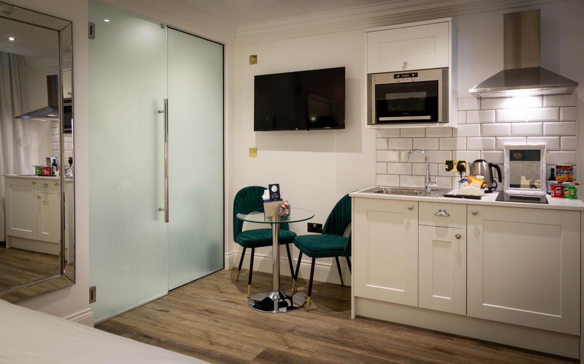 The Hotel Chester Exterior foto A typical studio apartment in London