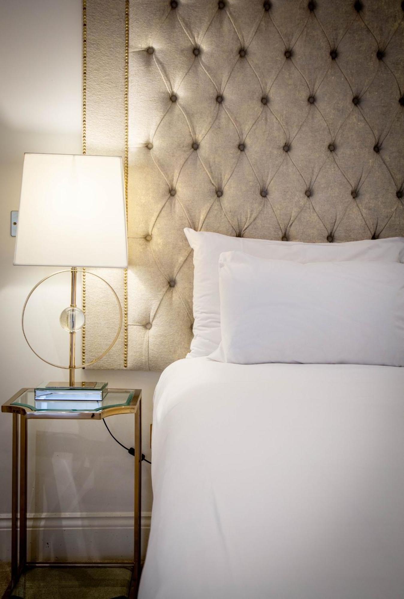 The Hotel Chester Exterior foto A bed with a headboard